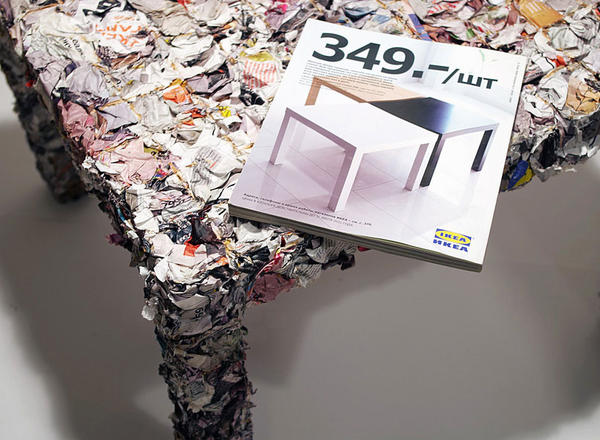 撕碎再重組，用 IKEA 目錄打造的 IKEA 邊桌