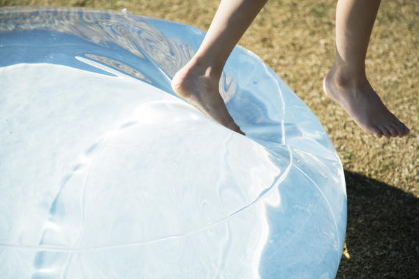 草地上的晶瑩淚滴-TEAR DPOP CHAIR淚滴椅