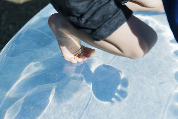 草地上的晶瑩淚滴-TEAR DPOP CHAIR淚滴椅