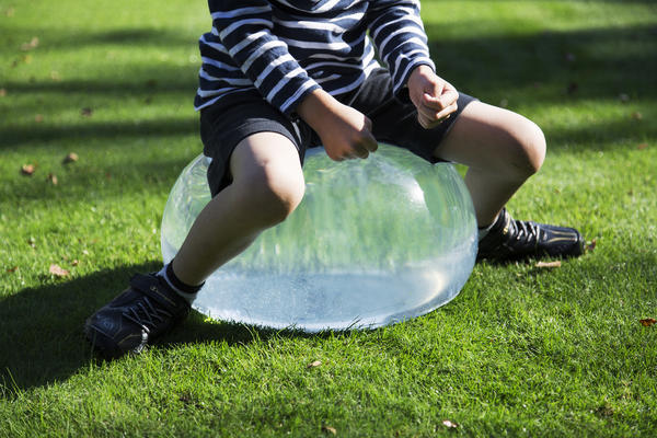 草地上的晶瑩淚滴-TEAR DPOP CHAIR淚滴椅