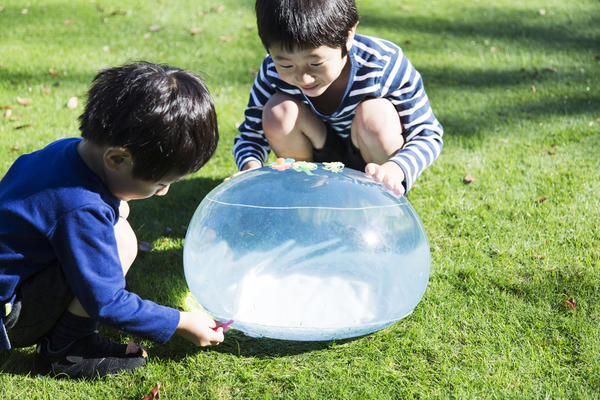 草地上的晶瑩淚滴-TEAR DPOP CHAIR淚滴椅
