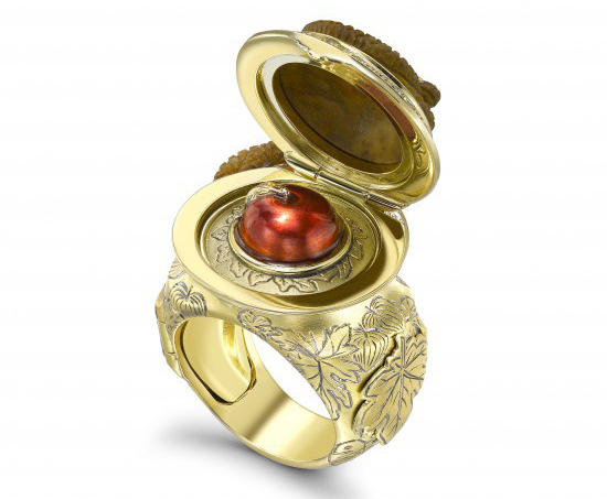 將奇幻小說場景濃縮成指上風情，Theo Fennell的造型設計戒指