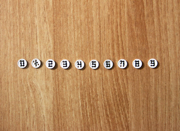 襯衫鈕扣的新玩法，A-Z 字母縫線設計