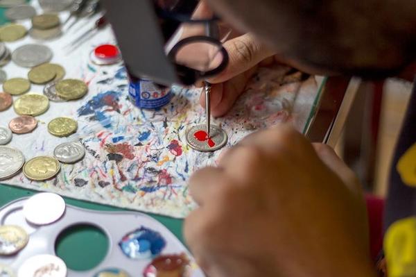 巴西藝術家 Andre Levy 的各國硬幣塗鴉創作