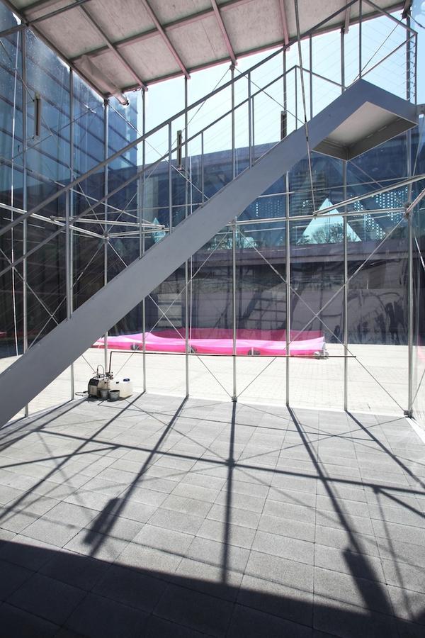 不用坐飛機也能漫步在雲端,東京街頭的雲端體驗方塊屋