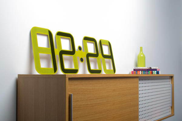 一顆電池撐一年，超有凍頭的電子墨水數字鐘