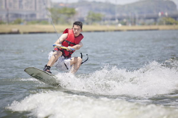 【玩體驗】愛玩水就是要滑水，最容易入門的超帥氣極限運動
