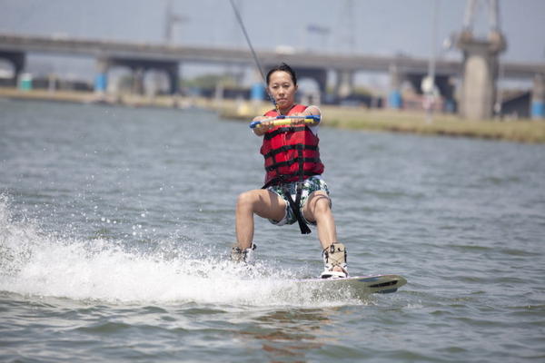 【玩體驗】愛玩水就是要滑水，最容易入門的超帥氣極限運動