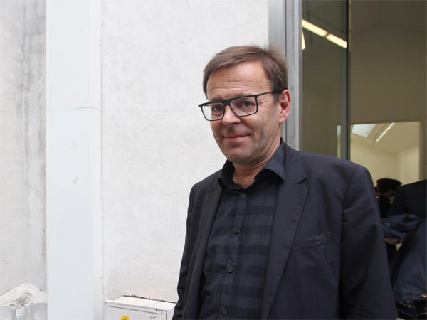 在 RIMOWA 上面雕刻！超酷的手壓行李箱浮雕