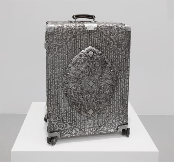 在 RIMOWA 上面雕刻！超酷的手壓行李箱浮雕