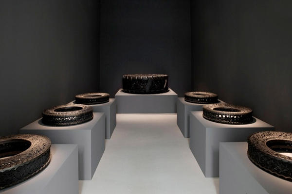 在 RIMOWA 上面雕刻！超酷的手壓行李箱浮雕