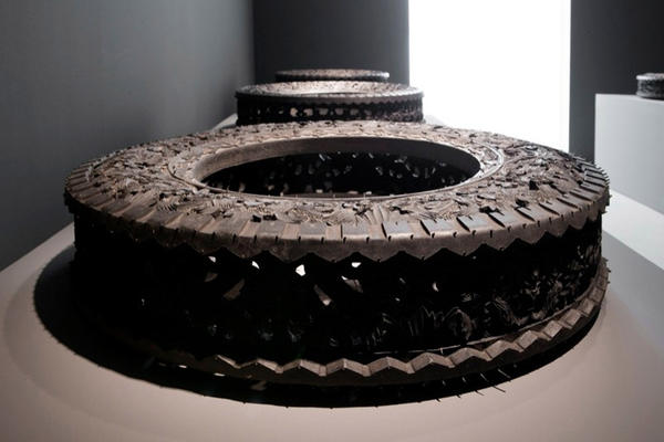 在 RIMOWA 上面雕刻！超酷的手壓行李箱浮雕