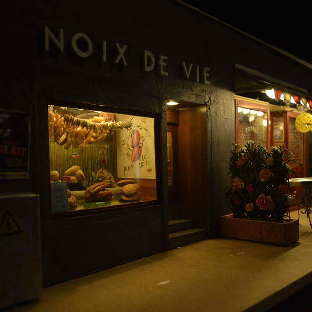 過街老鼠不喊打，迷你店舖為街角增添一絲微小幽默藝術