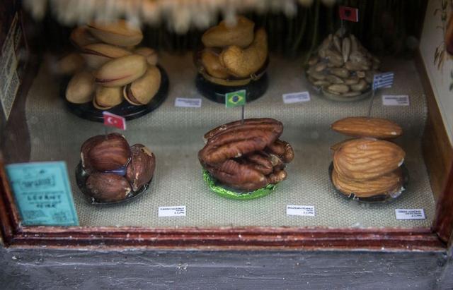 過街老鼠不喊打，迷你店舖為街角增添一絲微小幽默藝術