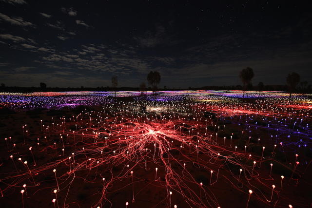閃耀於澳洲心臟的光之原野，Bruce Munro 的 Field of Light