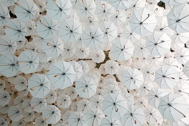 一千把純白雨傘打造室內雲頂藝術空間