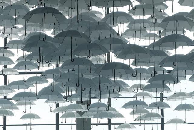 一千把純白雨傘打造室內雲頂藝術空間
