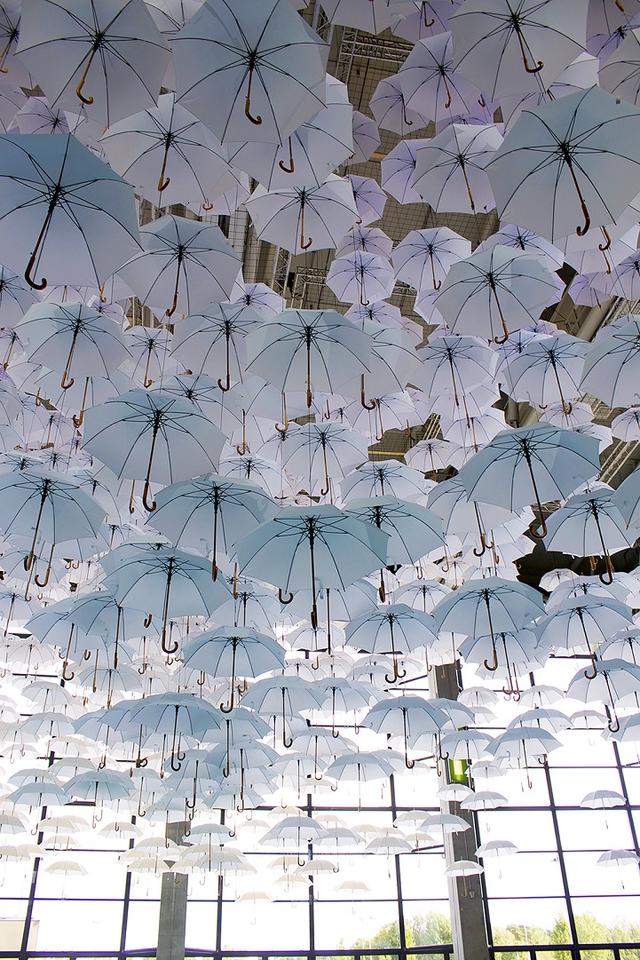 一千把純白雨傘打造室內雲頂藝術空間