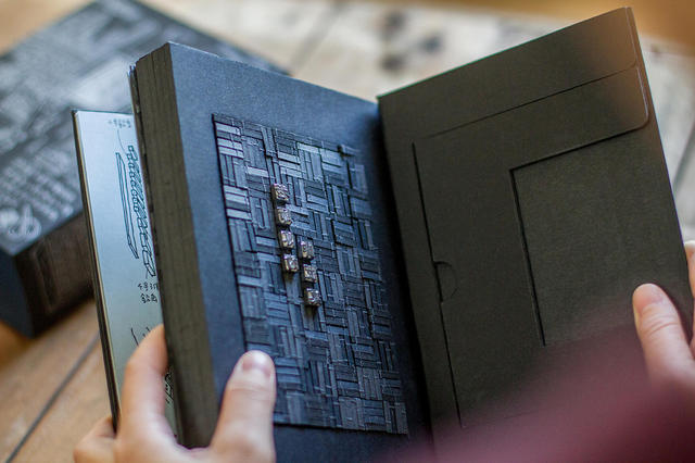 留白與字體之間的協奏曲，手工排版書盒《老師傅的排版桌》