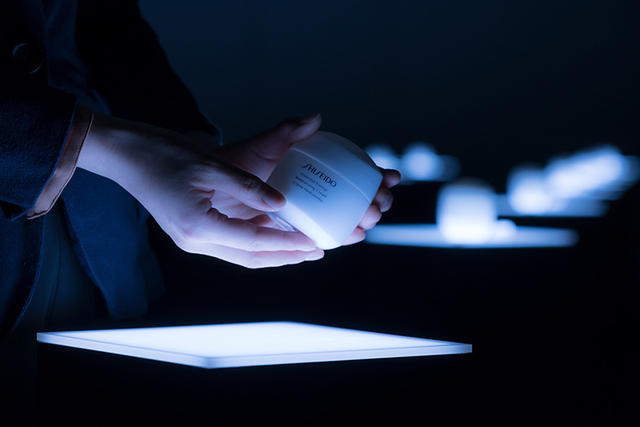 這個櫥窗很不一樣！東京銀座店鋪以神經波動說明人們如何被洗腦(?)  