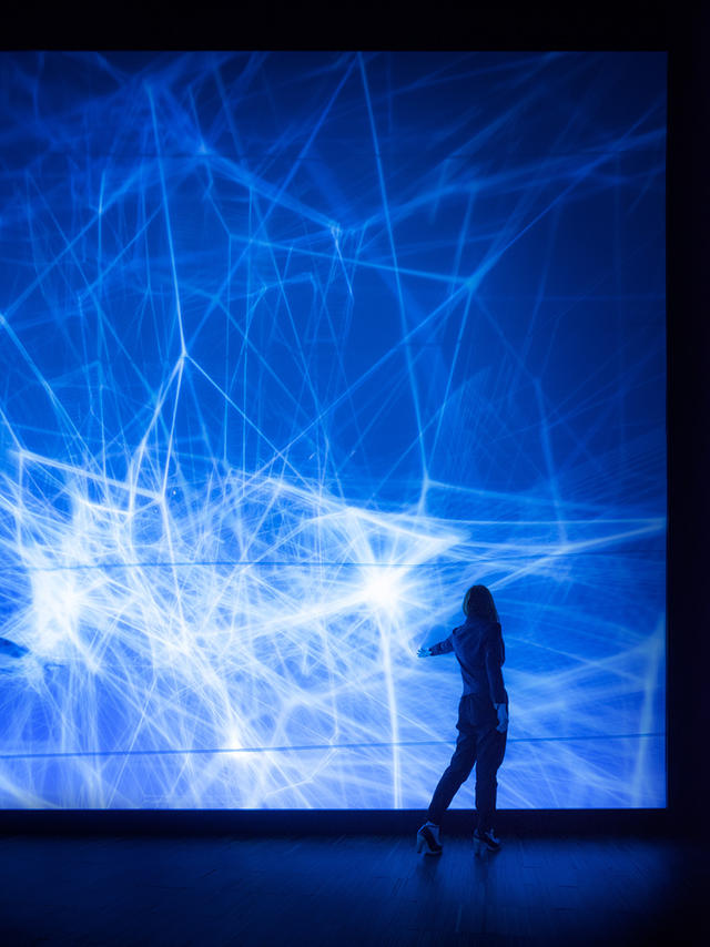 這個櫥窗很不一樣！東京銀座店鋪以神經波動說明人們如何被洗腦(?)  