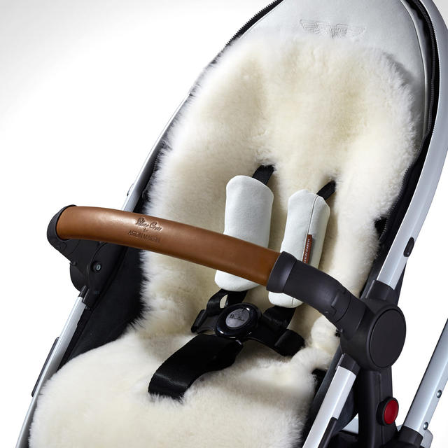 從小就以名車代步？Aston Martin 聯名款精品嬰兒車