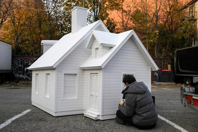 這個違章建築很奇特！紐約馬路正中央的煙囪小屋