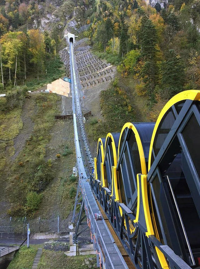 爬升坡度743公尺！世界最陡雪山纜車就在瑞士Stoos Bahn Tram