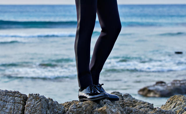 以紳士之力馳騁於浪尖之上,帥過頭西裝造型衝浪衣