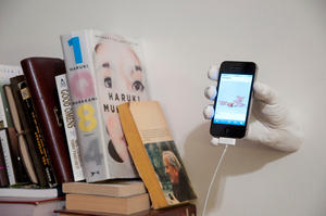 造型不大妙的"手持式" iPhone 架『Hand Dock』