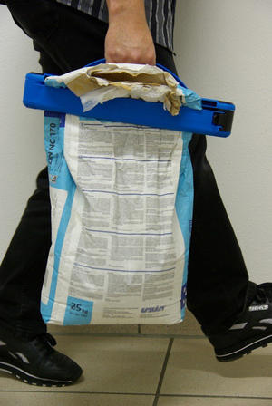 20kg 飼料提著走！省力方便的夾袋手提把