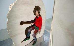 行為藝術家新作 巨石裡生活孵雞蛋