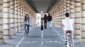 有夠薄！名符其實的超扁健怡可樂販賣機