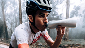 KEEGO 設計首款擠壓式金屬水瓶，運動不再滿口塑膠味