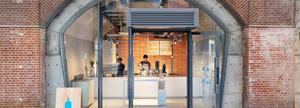 Blue Bottle 首間外帶店現身銀座線車站百年橋下！保留斑駁紅磚混搭現代設計質感