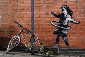 「他只是眨了眨眼」英國神秘塗鴉客 Banksy 有了目擊證人！目睹新作「輪胎呼拉圈女孩」秘密創作過程