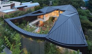 以傳統韓屋為靈感！首爾現代兼具天井與綠意庭園的愜意住宅