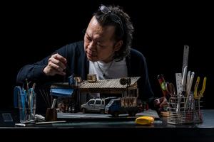 專訪台灣微縮藝術家鄭鴻展！開啟第二人生的微縮模型世界創作匠心