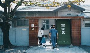 高雄「軍旅舍」民宿改造 70 年懷舊眷村！榻榻米、鐵花窗... 舊時代美好時光再現