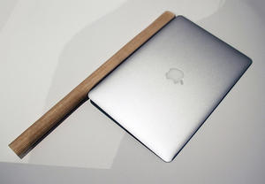 筆電的新功能？藝術家拿 Macbook Air 切蘋果