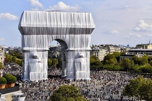 包覆巴黎凱旋門！地景藝術家Christo and Jeanne-Claude用銀藍布、紅繩重新打包