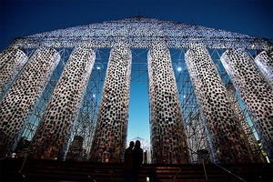 反對思想箝制！阿根廷藝術家用 10 萬本「禁書」打造如帕德嫩神殿般建築