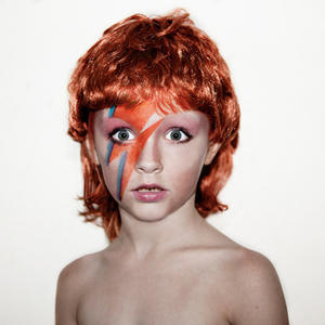 利用攝影手法，荒謬的法律通通變成一系列幽默照片