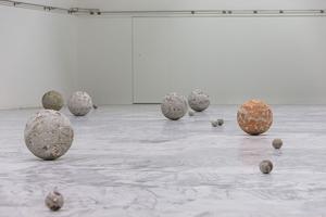 北美館《花園─王煜松個展》亮點！穿梭紅磚貝殼水泥星探尋迷宮時空花園