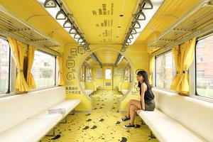 台鐵彩繪列車「國立集集美術館」！台灣首座會移動的美術館滿載金蕉黃