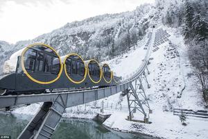 爬升坡度743公尺！世界最陡雪山纜車就在瑞士Stoos Bahn Tram