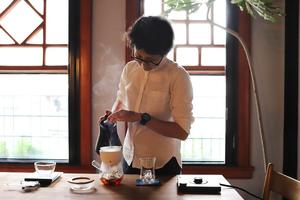 手沖咖啡也能手沖茶－跨界咖啡人王詩鈺示範JIA雙層陶瓷濾杯手沖秘訣！