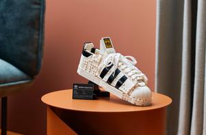 LEGO X adidas聯名「Superstar」樂高球鞋！三葉草標誌、貝殼鞋頭完美還原