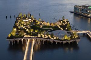 紐約漂浮公園Little Island！海澤維克操刀132座鬱金香柱支撐的綠意水上小島