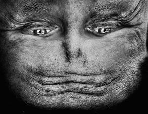 抬頭紋才是重點！Anelia Loubser的反轉肖像攝影集